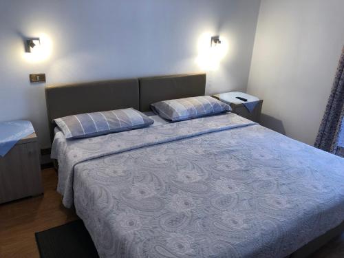 坎皮泰洛迪法萨内华达酒店的一间卧室配有床和两个枕头