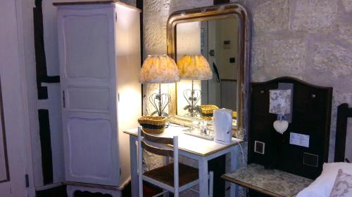 阿维尼翁米农酒店的卧室配有带台灯和镜子的梳妆台