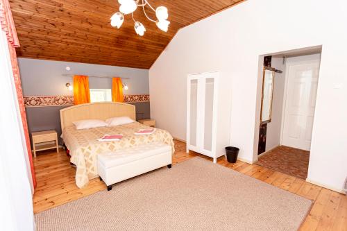 沃索Guest House Rannaliiv的一间卧室设有一张床和木制天花板