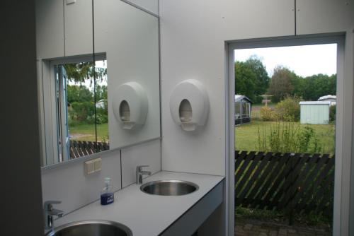 BeilenSafaritent的一间带两个盥洗盆和大镜子的浴室