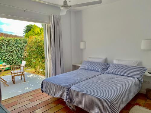 哈维亚Habitación con jardín y terraza en el Tosalet的一间卧室设有一张床,并有通往庭院的门