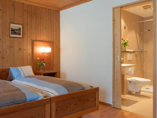 波斯基亚沃Altavilla, Rooms & Breakfast的一间卧室配有一张床,浴室设有淋浴。