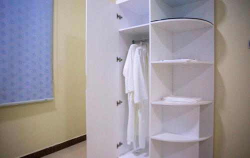 布赖代Open的白色衣柜和架子上的白色毛巾