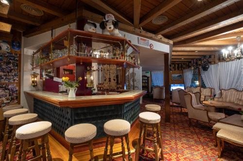 因特拉肯瑞士小屋酒店的一间酒吧,里面放着一堆凳子