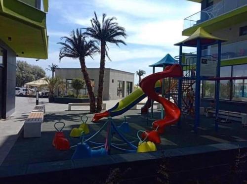 ALZ Beach Apartments in Alezzi Beach Resort的儿童游玩区