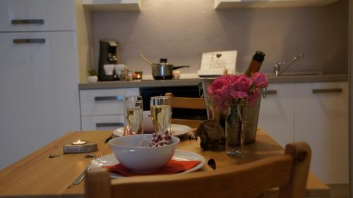 Fosses-La-VilleLes petits nids de Nina 1的碗上的厨房桌和鲜花