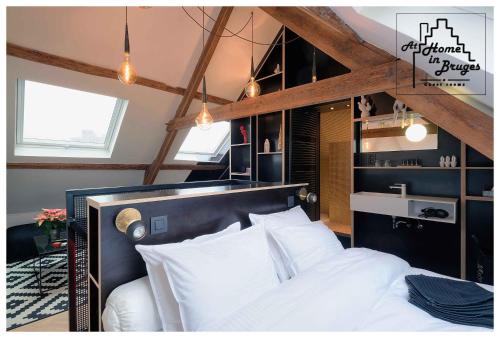 布鲁日at Home in Bruges的卧室配有带白色枕头的大床