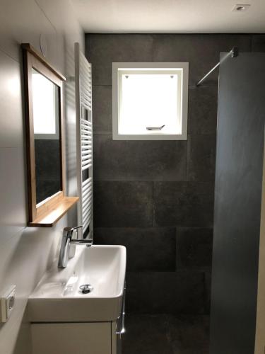 霍勒姆Appartement Waddengeluk Resort Amelander Kaap!的一间带水槽和窗户的浴室