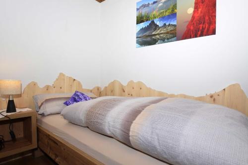 维拉巴萨Haus Cosso的一间卧室配有一张木床