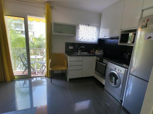 博索莱伊République n°1的厨房配有洗衣机和烘干机