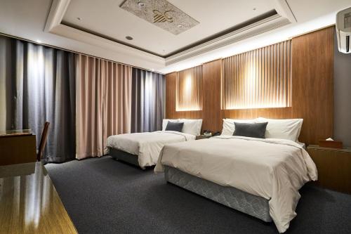 富川市高丽酒店的酒店客房设有两张床和电视。