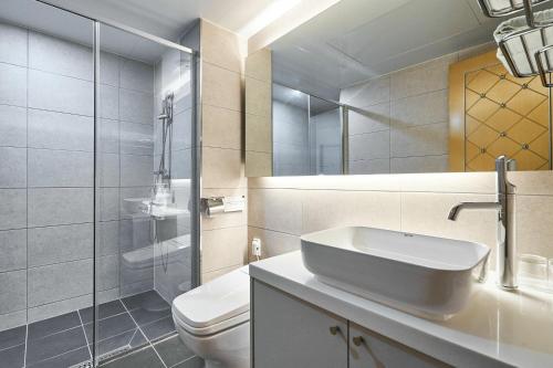 富川市高丽酒店的浴室配有白色卫生间和盥洗盆。