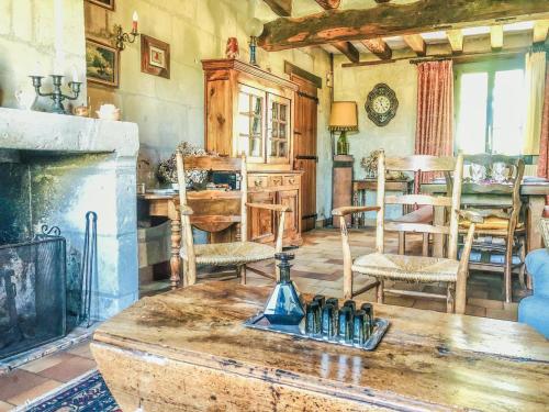 BerthenayLa Grange aux Moines的客厅配有桌子和壁炉