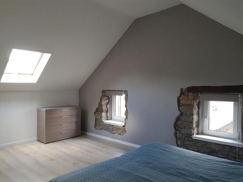 格罗尔斯泰因Dolce Vita Gerolstein -Dani的一间卧室设有床、两个窗户和一个梳妆台