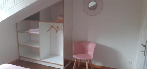 大博格La mélodie des oiseaux的坐在楼梯下面的房间里,一张粉红色的椅子