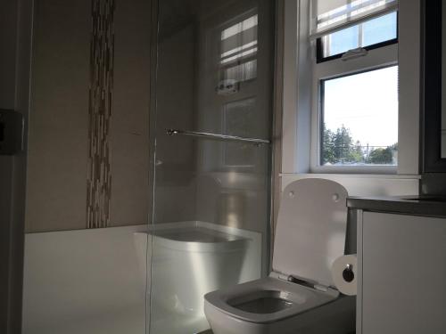 白石DELOVELY B&B的白色的浴室设有卫生间和窗户。