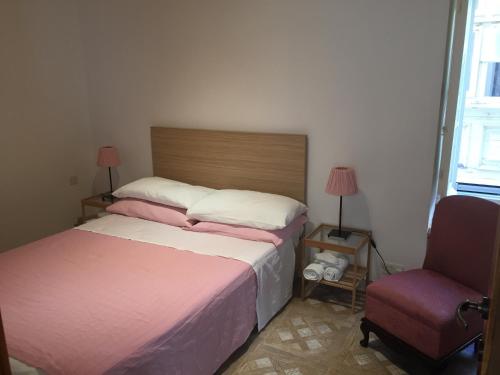 科斯皮夸Rose Building Apartment的一间卧室配有两张床和椅子