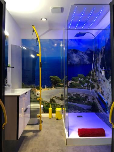滨海贝尔克L Arrêt de Bus Insolite & SPA的带淋浴的浴室,享有海景。