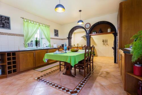 大里贝拉Home Sweet Home的厨房配有带绿桌布的桌子