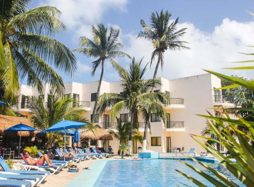女人岛波萨达德尔玛尔酒店的从游泳池欣赏到度假村的景色
