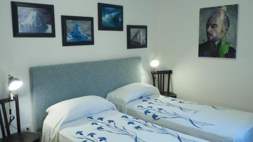 弗利R&B Giardino 34的墙上有两张照片的房间的床铺
