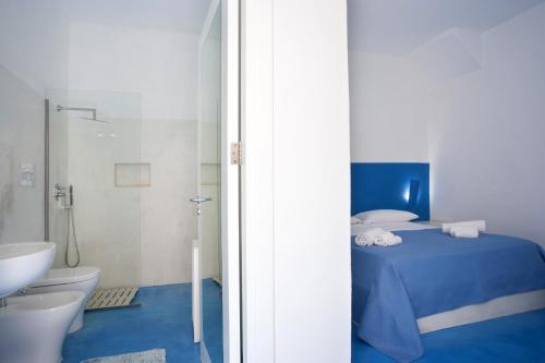 圣维托罗卡波Blusanvito的浴室设有床、卫生间和水槽。