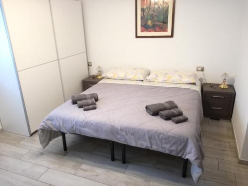 卡瓦莱塞Villa in Val di Fiemme的一间卧室配有一张带两个枕头的床