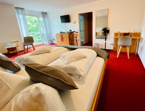 博登湖畔克雷斯波洛祖尔卡佩勒酒店的一间酒店客房,房间内设有三张床