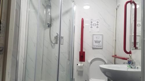 伦敦罗马路市景酒店的带淋浴和盥洗盆的浴室