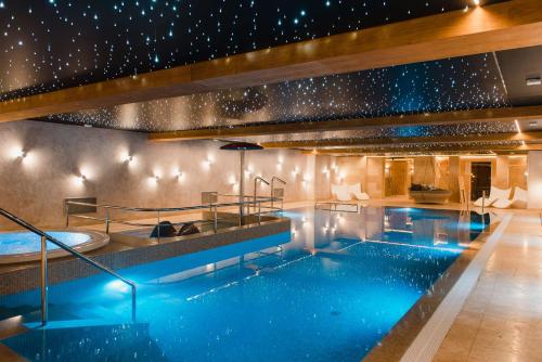 苏莱吉Hotel Podklasztorze的一座带热水浴池的游泳池