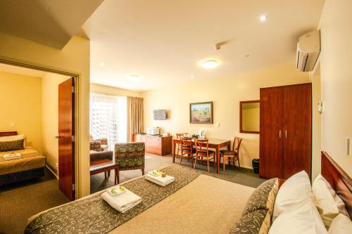 斯特拉萨尔宾斯特拉斯汽车旅馆的酒店客房 - 带一张床和用餐室