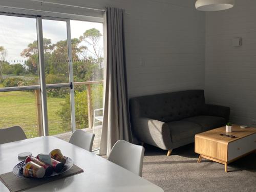 比舍诺比切诺海湾酒店的客厅配有沙发和桌子