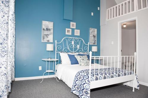 多伦多追梦人旅馆的蓝色的卧室设有白色的床和蓝色的墙壁