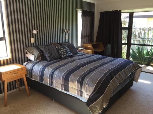 格雷敦Chris's Cabin的一间卧室设有一张大床和一个窗户。