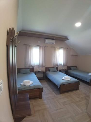 BečejAstra的酒店客房带两张床和两个窗户