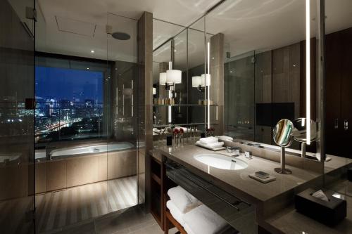 东京东京皇宫酒店的一间带水槽和大镜子的浴室
