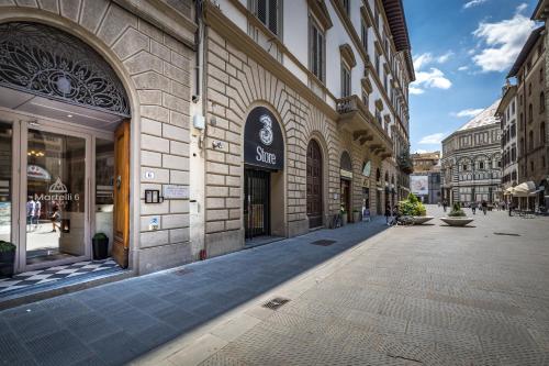 佛罗伦萨Martelli 6 Suite & Apartments的城市中一条空荡荡的街道,有建筑
