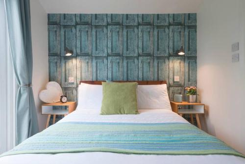艾尔舍姆Walnut Tree Lodge的一间卧室配有一张带木制床头板的床