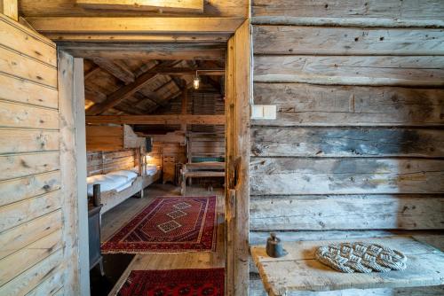 KarvågHåholmen - by Classic Norway Hotels的阁楼间 - 带一张位于小木屋内的床铺
