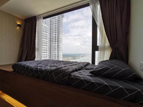 马六甲Thermospace Imperio B-25-31 Melaka City的一间卧室设有一张床和一个大窗户