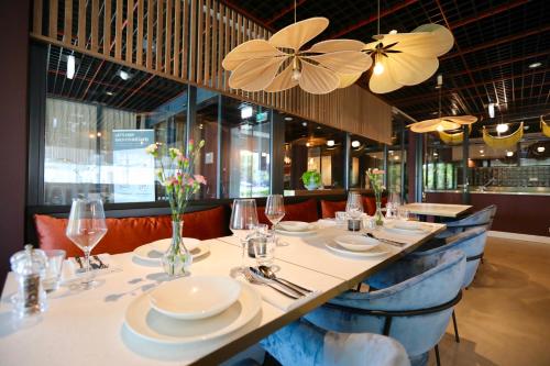 阿姆斯特丹Cityden BoLo District的一间带长桌和椅子的用餐室