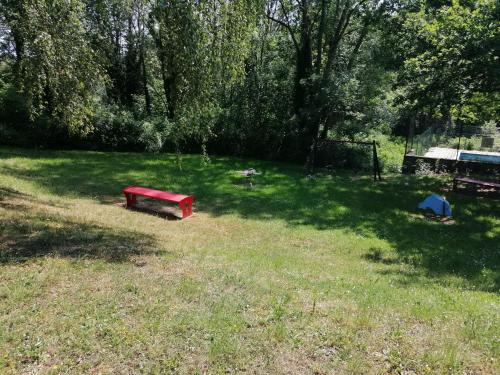 WaulsortChalet village vacances的草上红色长凳的公园