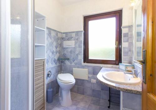 雷纳马约勒Villetta Delfino的一间带卫生间、水槽和窗户的浴室