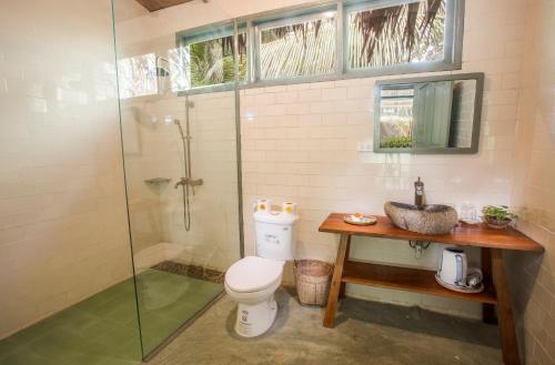 槟知湄公河之家民宿 的一间带卫生间和玻璃淋浴间的浴室