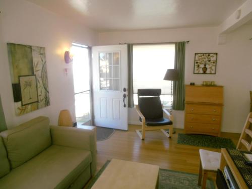 圣地亚哥蓝色苍鹭度假屋的客厅配有沙发和椅子