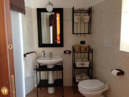 ScapoliIL Borgo 31的一间带水槽、卫生间和镜子的浴室