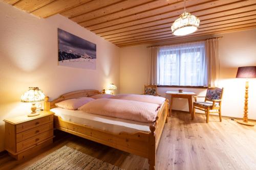 巴德小基希海姆Biochalet Märkl的一间卧室配有一张床、一张书桌和一个窗户。