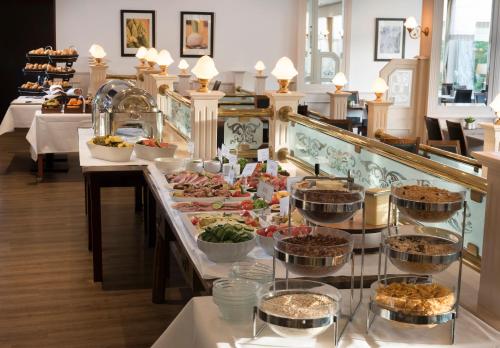 弗伦斯堡Hotel des Nordens的包含多种不同食物的自助餐
