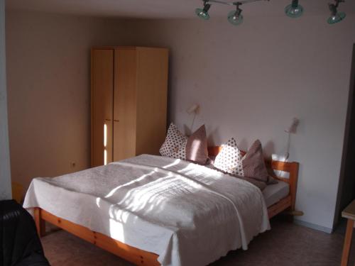 诺伊豪森Erzgebirgsdomizil am Schwartenberg的卧室配有一张带白色床单和枕头的大床。