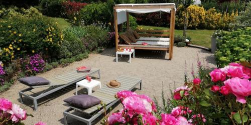 瓦雷泽La Collina since 2008 NO SMOKING B&B的花园设有长凳、凉亭和鲜花